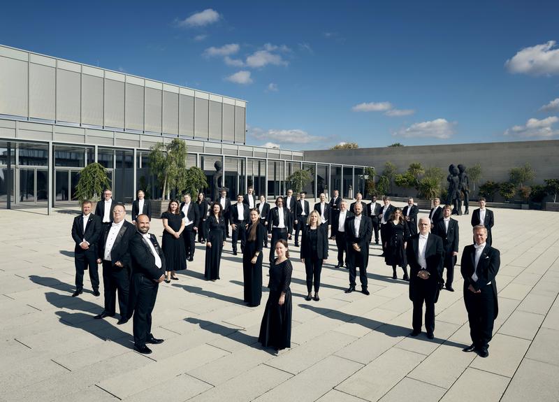 Würth Philharmoniker vor dem Carmen Würth Forum