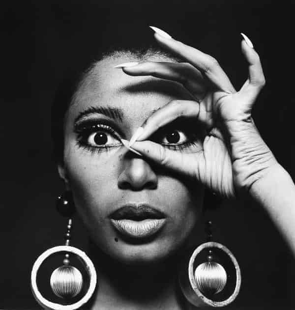 10 March, Charlotte, Donyale Luna mit Goldohrringen für twen, 1966 (1999) 