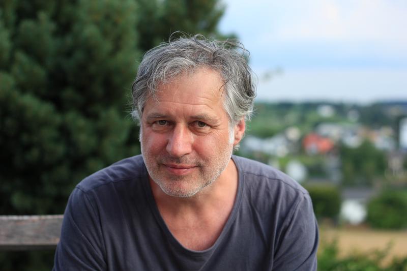 Roland Spranger hat sein Buch „Die Kunst der Bauchlandung“ dabei