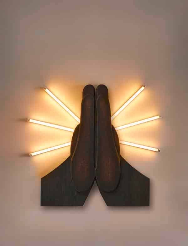 Yarisal & Kublitz, HIGH FIVE, 2015, Holz und Neonlicht, 125 x 135 x 8 cm