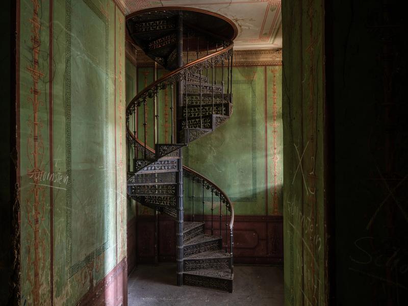 Zauberhafte Treppe zu B&uuml;ror&auml;umen im Westfl&uuml;gel