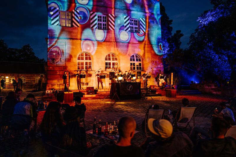 Impression einer vergangenen Veranstaltung: 2021 und 2022 wurden unter Corona Auflagen DJ-Livestreams im Schlosshof und auf dem Gelände veranstaltet