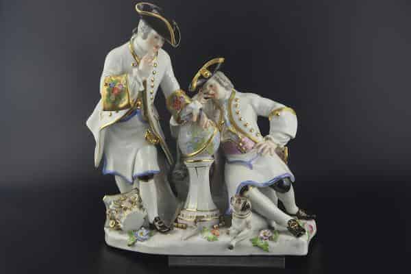 Johann Joachim Kaendler, Zwei Freimaurer am Globus, Meißen, um 1744 Porzellan, farbig, H 23 cm Deutsches Freimaurermuseum e. V., Bayreuth